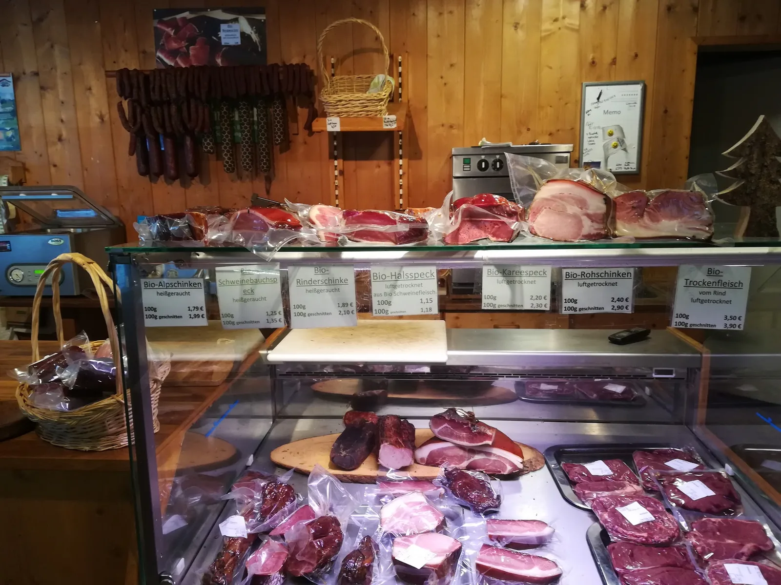 Fleisch- und Wursttheke im Hofladen
