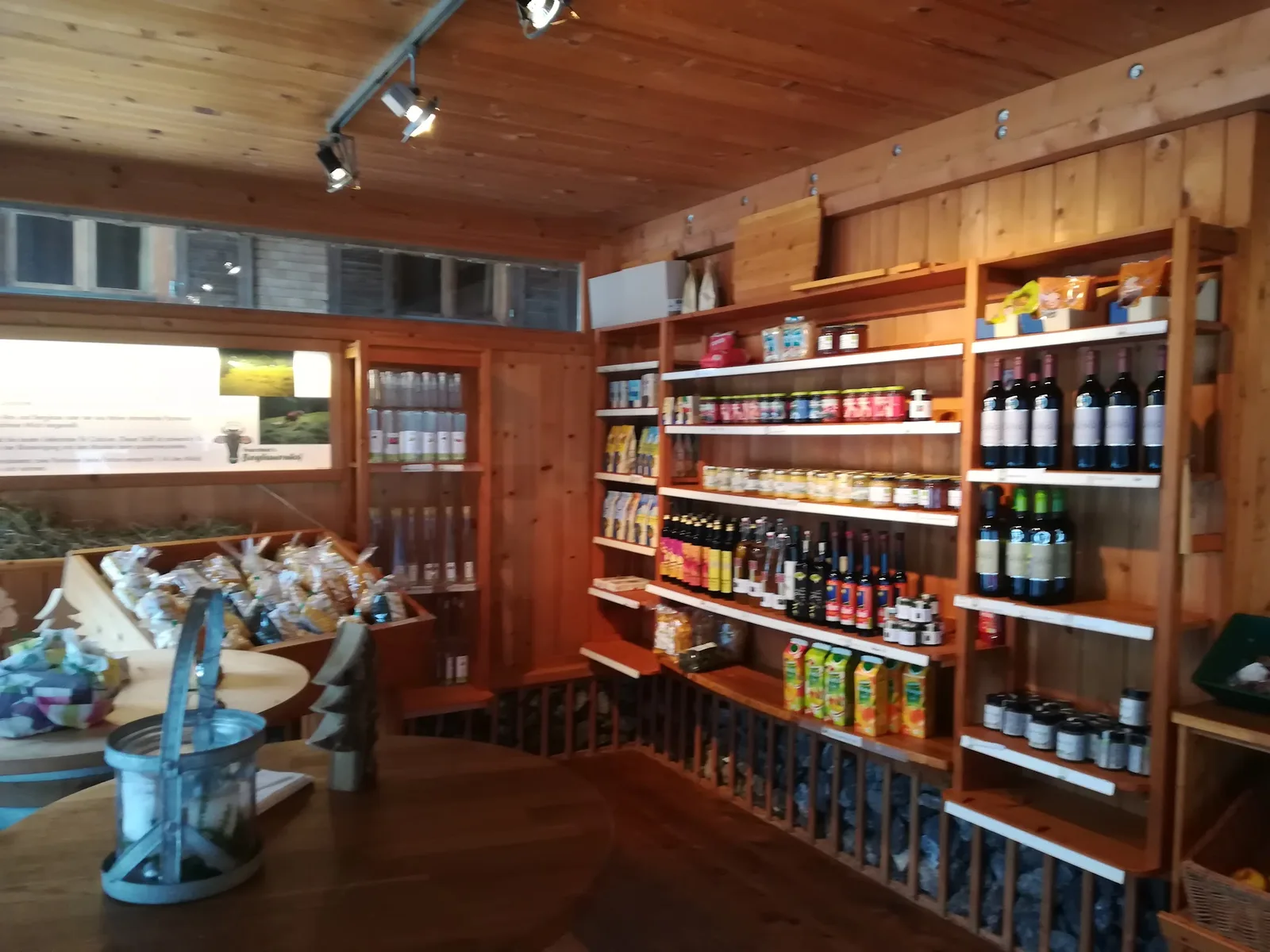Holzregale mit Produkten im Hofladen